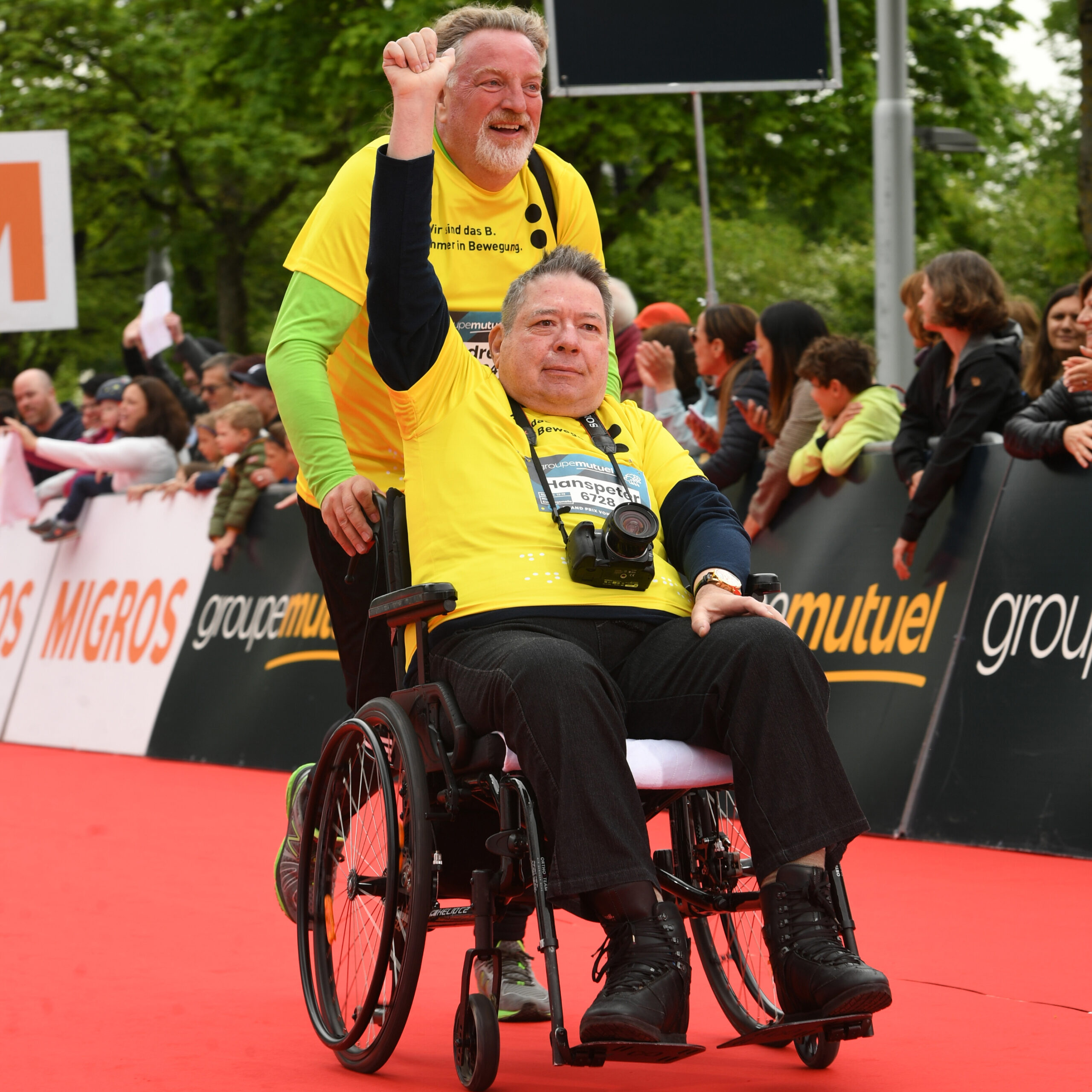 Betreuer mit Bewohner beim Zieleinlauf beim GP Bern 2023